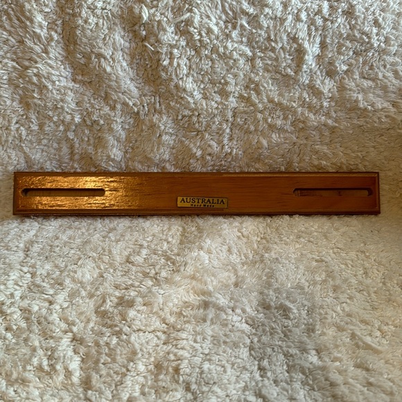 Handmade Australian Wooden Boomerang & Stand - Picture 6 of 7